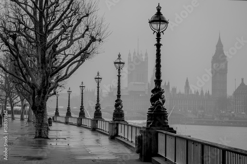 Fotomural London, Big Ben, Houses of Parliament and Westminster of a foggy Winter's morning