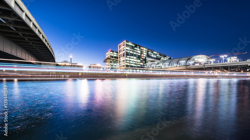 berlin-hauptbahnhof-glowny-dworzec-kolejowy-widoczny-z-brzegu-rzeki-noca