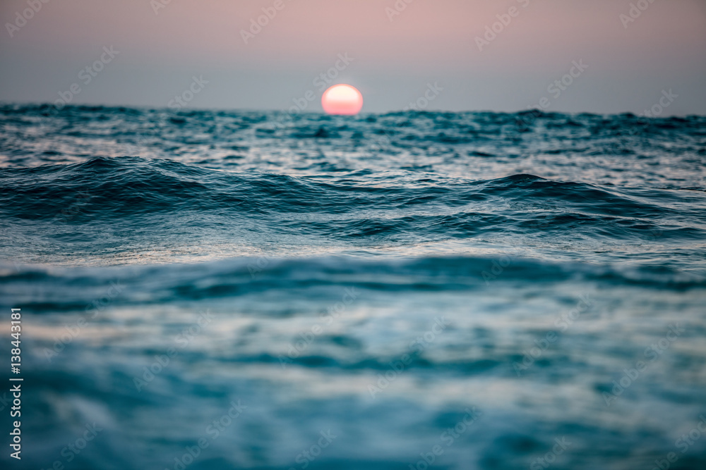 Sunset in ocean - obrazy, fototapety, plakaty 