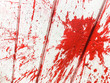 Wortlose Wut: roter Farbbeutel auf weißer Wand; Aggression, Rebellion, Sachbeschädigung