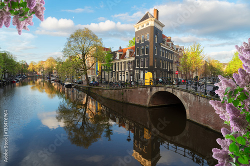 kwiaty-bzu-i-dlugi-kanal-wodny-w-amsterdamie