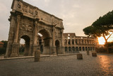 Fototapeta Boho - Il Colosseo e altri monumenti di Roma. Una città piena di storia.  