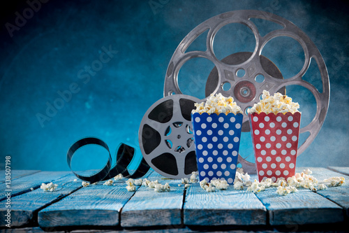 dwa-pudelka-popcornu-niebieskie-i-czerwone-na-deskach