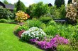 Leuchtender Garten mit Gartenbank