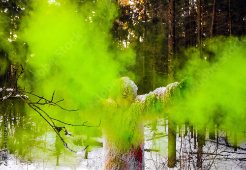 Plakat Yeti bajkowa postać w zimowym lesie. Zdjęcie na zewnątrz fantasy.