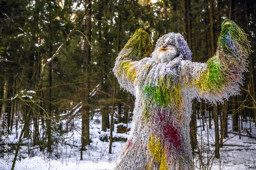 Plakat Yeti bajkowa postać w zimowym lesie. Zdjęcie na zewnątrz fantasy.