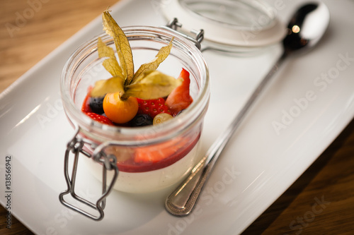 deser-panna-cotta-podany-w-sloiku-na-powidla