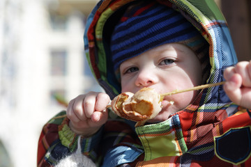 Kid eating grilled potato