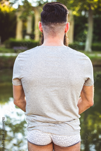 Fotografie, Obraz Jeune Hipster debout, de dos, en slip, face à la nature