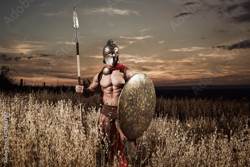 Zdjęcie XXL Silny spartański wojownik w stroju bojowym z tarczą i włócznią