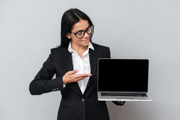 Canvas Print - Business woman showing blank laptop screen