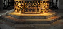 Taufbecken In Der Taufkapelle Des Doms Santa Maria Matricolare In Verona