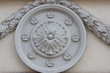 Round architectural element with flowers