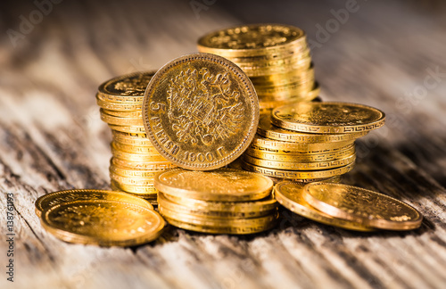 Fotografía Gold towers made out of gold coins.Five rubles Nicholas II.