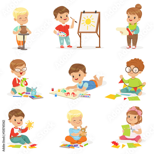 Fotografía Little Kids In Art Class In School Doing Different Creative Activities, Painting , Working With Putty And Cutting Paper