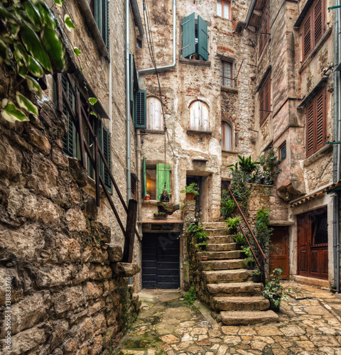 Naklejka na drzwi Street scene in Rovinj, Croatia.