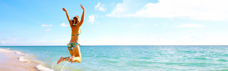 Poster - Woman jumping on the beach