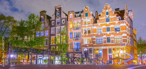 oswietlone-piekne-kamienice-w-amsterdamie