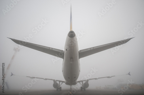 Plakat samolot we mgle