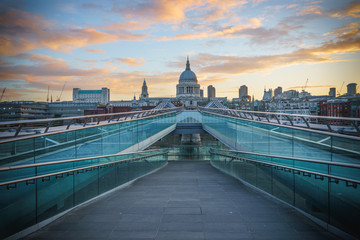 Canvas Print - Beautiful view of Millennium Bridge at dusk - London,UK