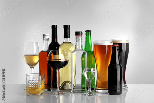 Fotomural Glasses of wine and spirits on light background