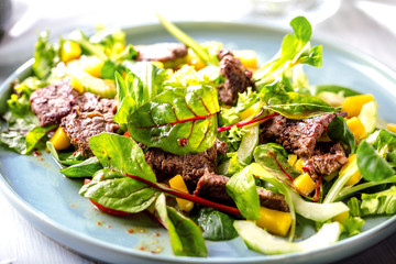 Poster - Salat mit Rinderfilet streifen und mango