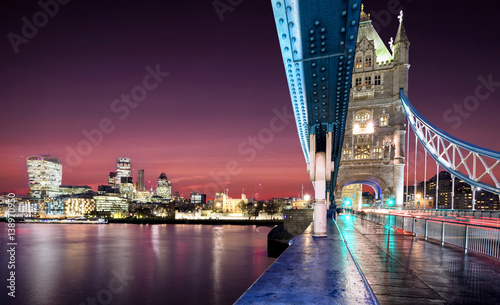 widok-z-tower-bridge-na-londyn-po-zachodzie-slonca