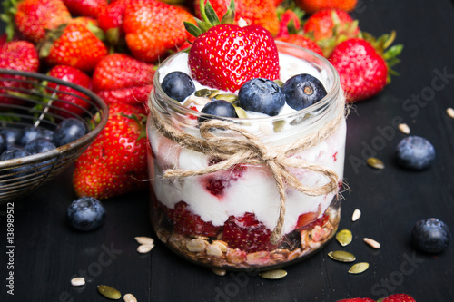 zdrowy-jogurt-z-musli-i-owocami