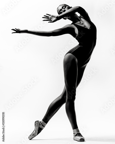 Naklejka na szybę Young beautiful dancer posing in studio