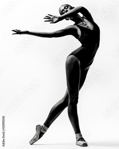 Naklejka dekoracyjna Young beautiful dancer posing in studio