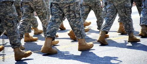 Fotografía Army military soldiers marching in a parade outdoors.