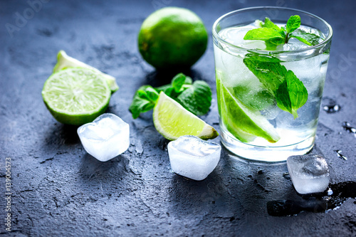 mojito-w-niskiej-szklance-na-ciemnym-tle-z-bliska