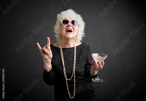 Fotomural Cool grandmother with sunglasses and drink in hand