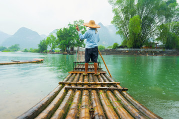 Tradycyjna bambusowa tratwa na Li rzece, Yangshuo, Guangxi, Chiny