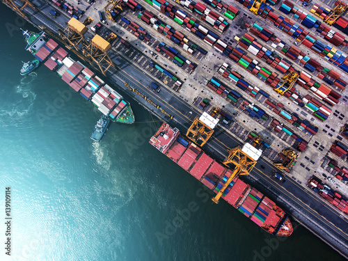 Cuadros en Lienzo container ship in import export and business logistic
