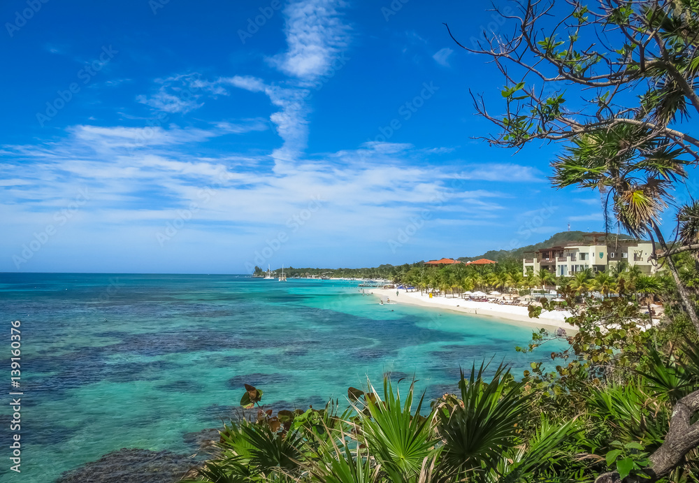 Landscape of a tropical blue ocean water and sandy beach in Roatan ...
