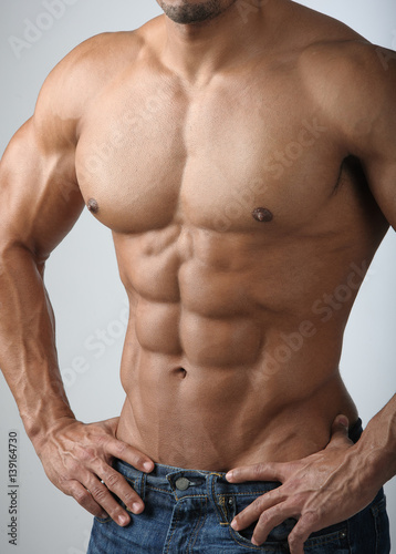Fotografía Strong Athletic Man Fitness Model Torso showing six pack abs