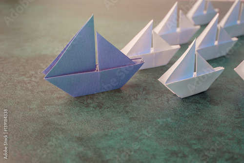 Fotografía Origami paper sailboats, leadership business concept, toning