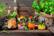 Leinwandbild Motiv Salat im Glas - Shaking Salad - Trend Essen - Fasten & Diät