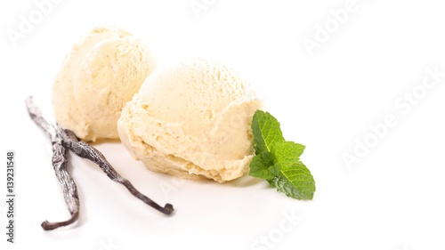 lody-waniliowe-udekorowane-laskami-wanilli-biale-tlo