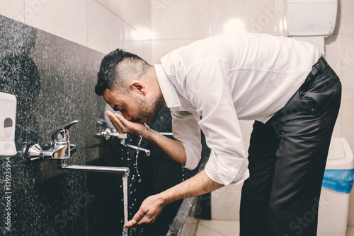 Fotografija Muslim washing his nose and mouth before the obligatory prayer