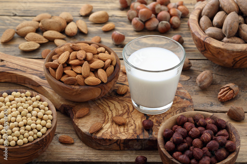 latte di frutta secca mandorle noci nocciole su sfondo rustico Poster Mural XXL