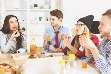 Poster - Men and women eating at workplace