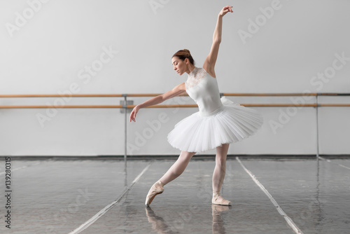 Obraz Dibond Beautiful female ballet dancer in class