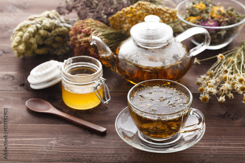 Zdjęcie XXL lecznicza herbata w szklanej filiżance z wysuszonym ziele w pucharze