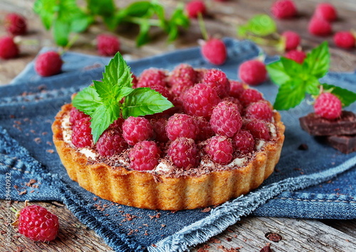 tarta-ze-swiezymi-malinami-i-czekolada-na-naczyniu-w-greckim-stylu