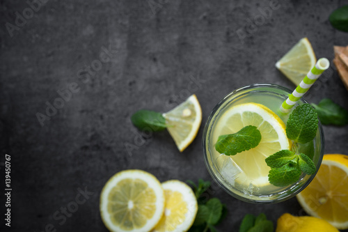 Zdjęcie XXL Lemoniada Tradycyjny napój letni. Widok z góry ciemne tło