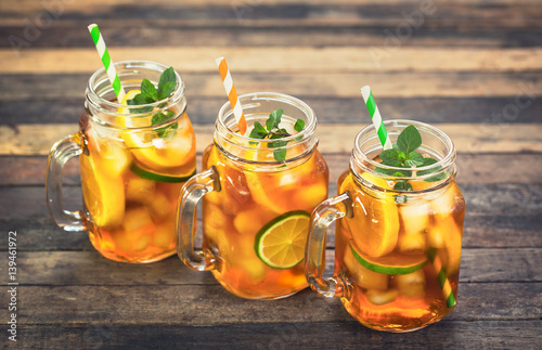herbata-lodowa-z-cytryna-limonka-i-mieta