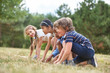 © Robert Kneschke - Gruppe Kinder beim Wettlaufen am Start