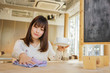 © maroke - カフェで接客をする若い日本人の女性